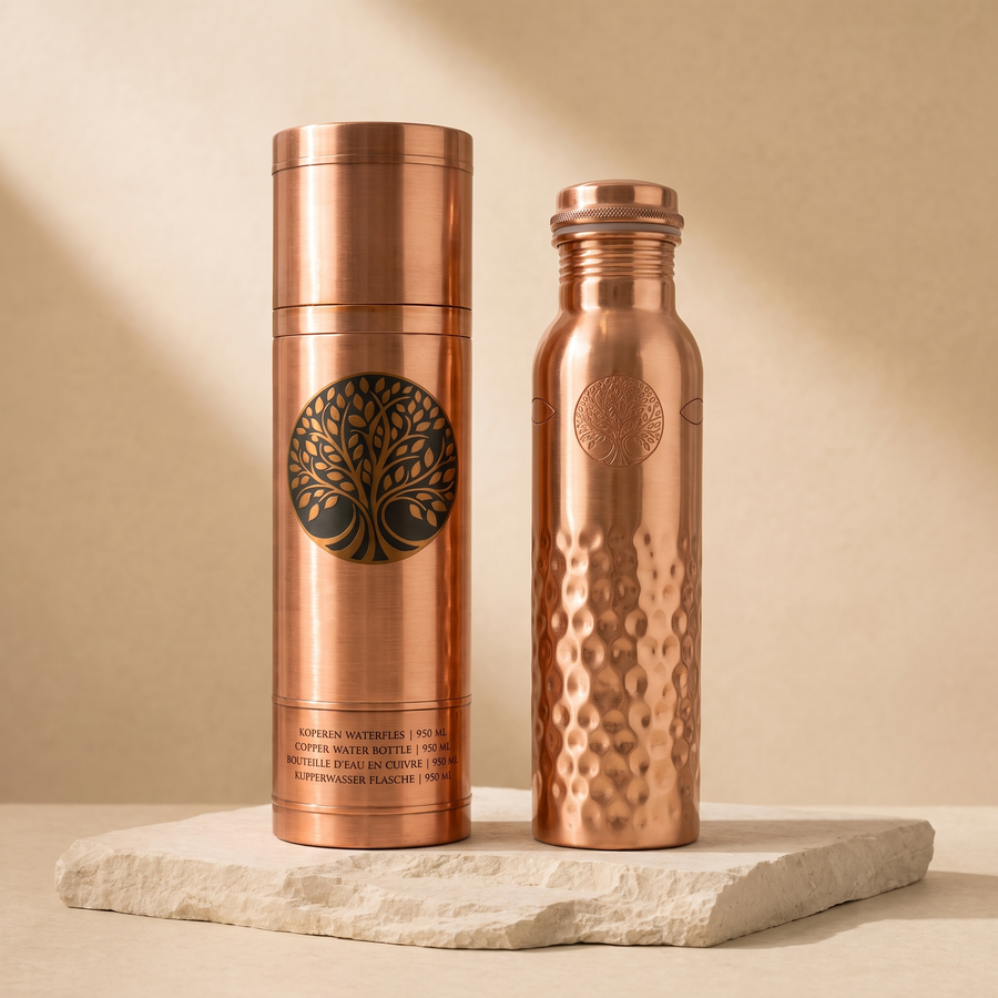 Koperen Waterfles Hammered 950 ml met koker op natuursteen