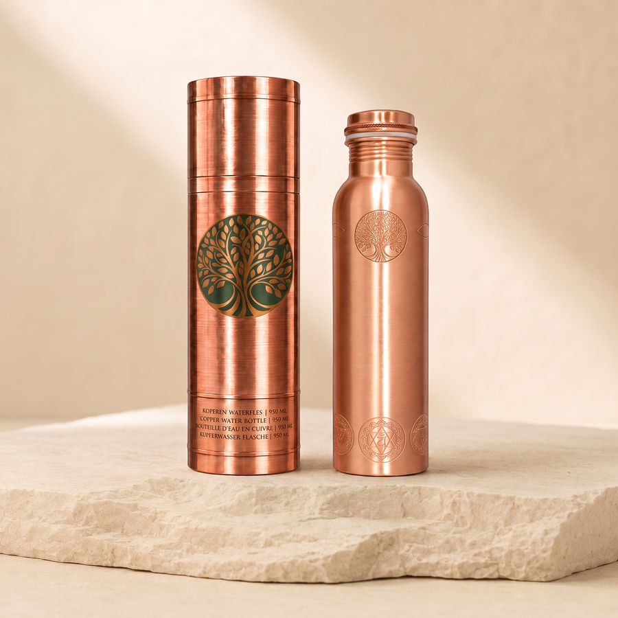 Koperen Waterfles Chakra 950 ml met koker op natuursteen