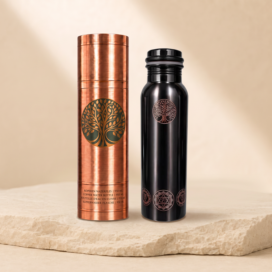 Koperen Waterfles Mystical 950 ml met koker op natuursteen