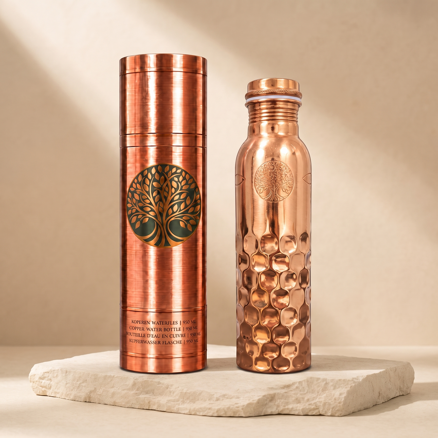 Koperen Waterfles Diamonds 950 ml met koker op natuursteen