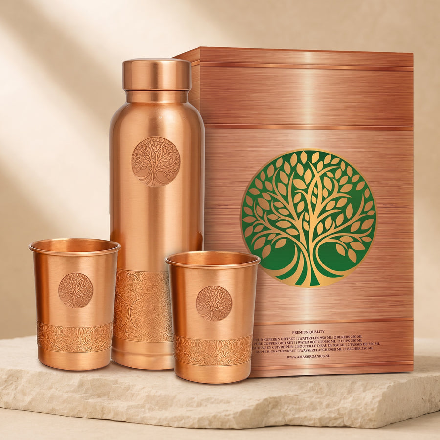 Koperen Giftset met waterfles, 2 bekers en geschenkdoos op natuursteen